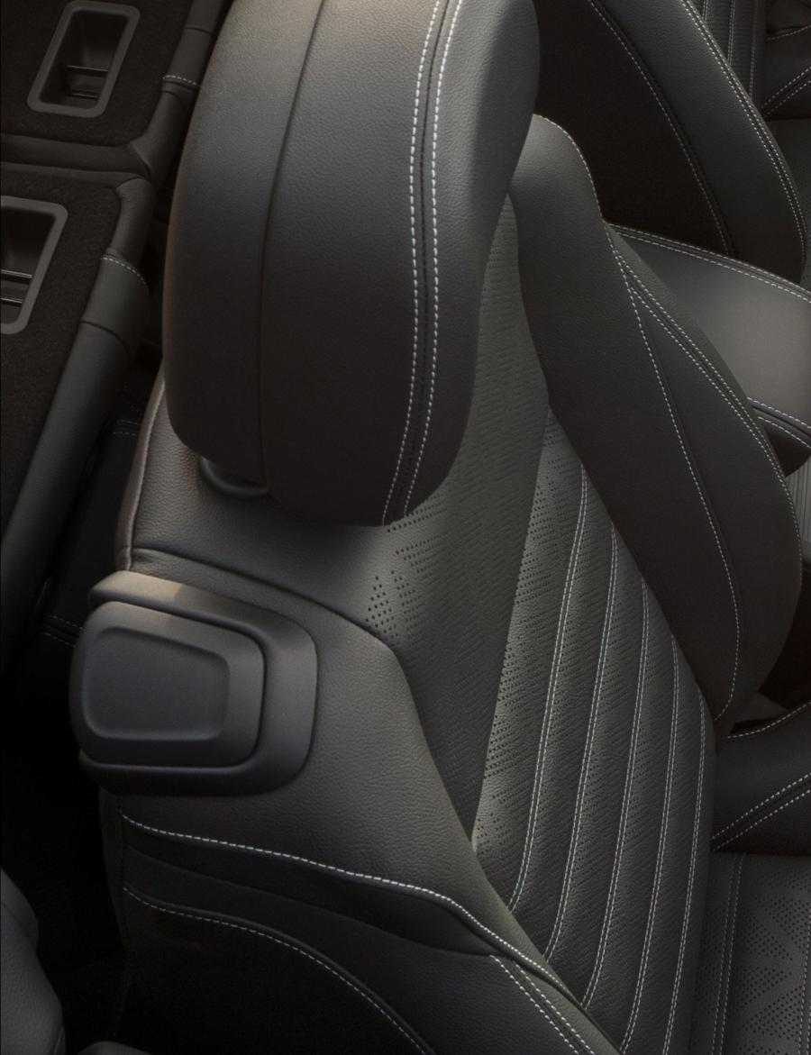 Детали интерьера Buick Cascada Convertible 2016 года  (фото 35 из 40)